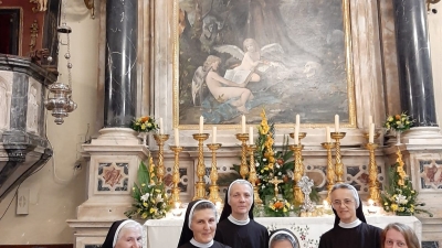 Sestre ispred oltara sv. franje u crkvi male braYe dubrovnik, 3. 10. 2021.